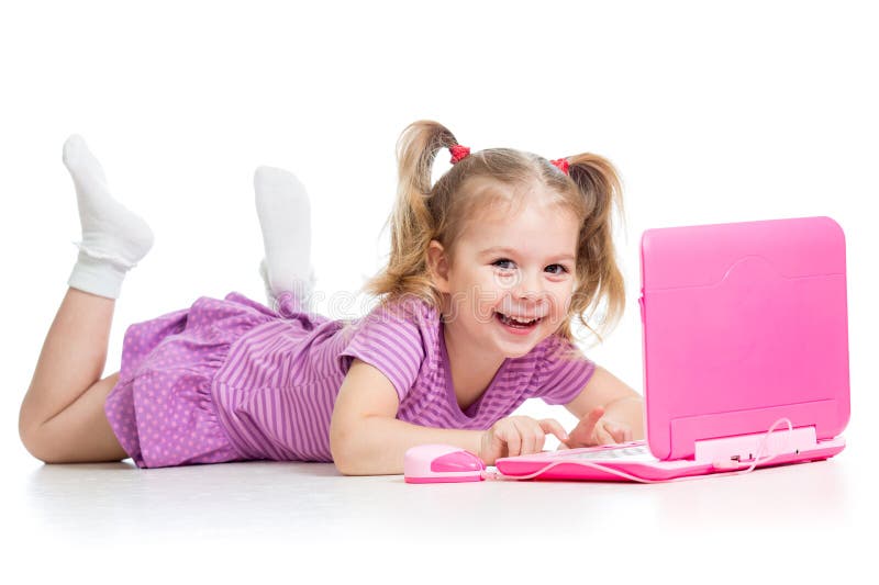 Fetiță care se joacă cu un laptop royalty free stock photography