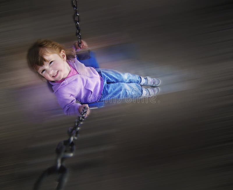 Fetiță care se joacă în parc royalty free stock image