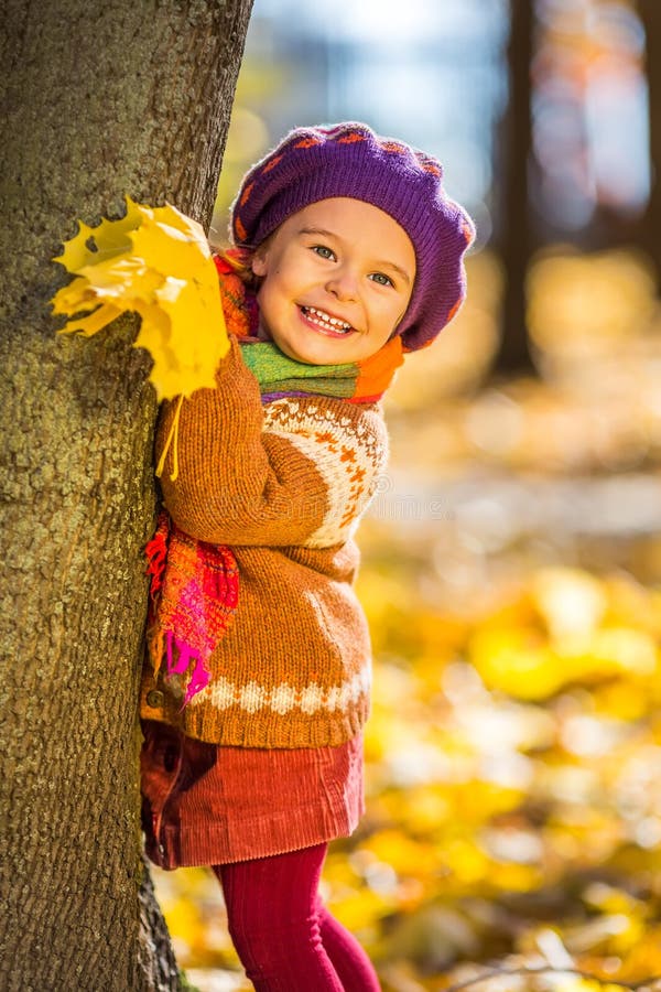 Fetiță fericită jucând în parcul de toamnă royalty free stock photography