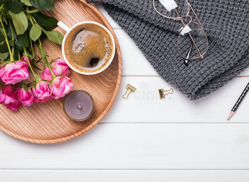 Fett lägger med kaffe, blommor, tröjan och liten tillbehör royaltyfri foto Fett lägger med kaffe, blommor, tröjan och liten tillbehör royaltyfri foto