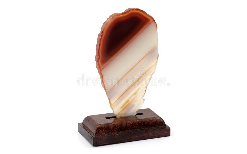 Fetta decorativa dell'agata con il supporto di legno isolato su bianco fotografie stock libere da diritti Fetta decorativa dell'agata con il supporto di legno isolato su bianco fotografie stock libere da diritti