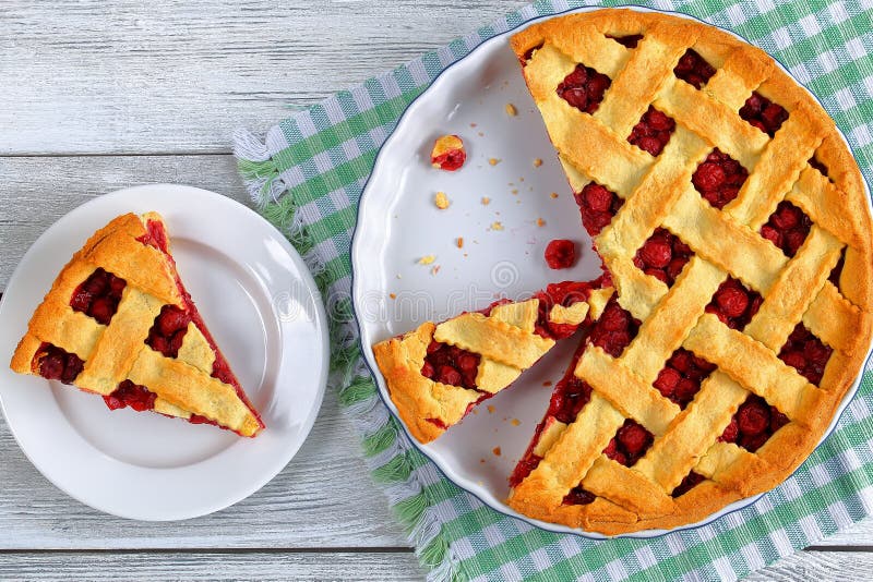 Fetta di crostata di ciliege acida casalinga immagini stock Fetta di crostata di ciliege acida casalinga immagini stock