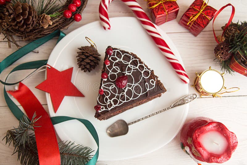 Fetta di dolce del cioccolato zuccherato per la notte di Natale immagine stock libera da diritti Fetta di dolce del cioccolato zuccherato per la notte di Natale immagine stock libera da diritti