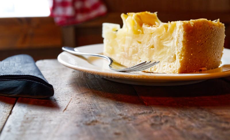 Fetta di formaggio creamy sulla tavola di Rustic fotografia stock