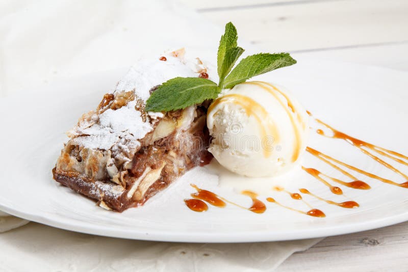 Fetta di strudel alle mele con la crema di gelato alla vaniglia fotografia stock libera da diritti Fetta di strudel alle mele con la crema di gelato alla vaniglia fotografia stock libera da diritti