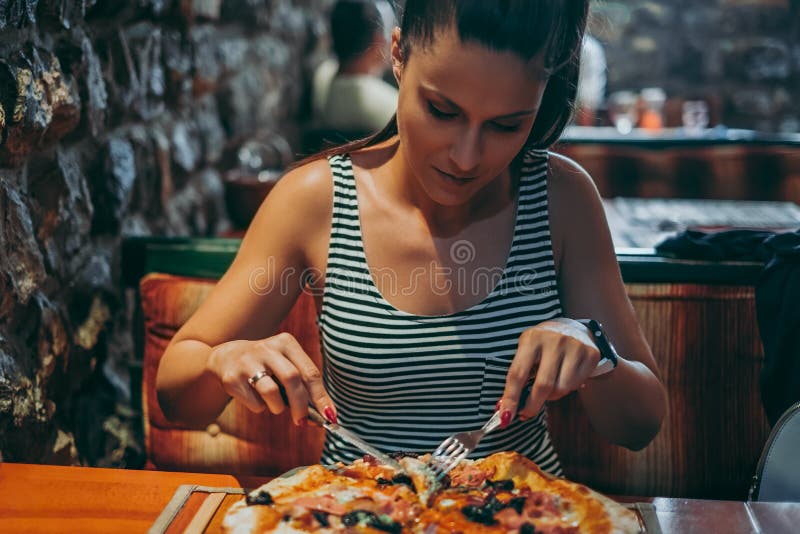 Ragazza al ristorante