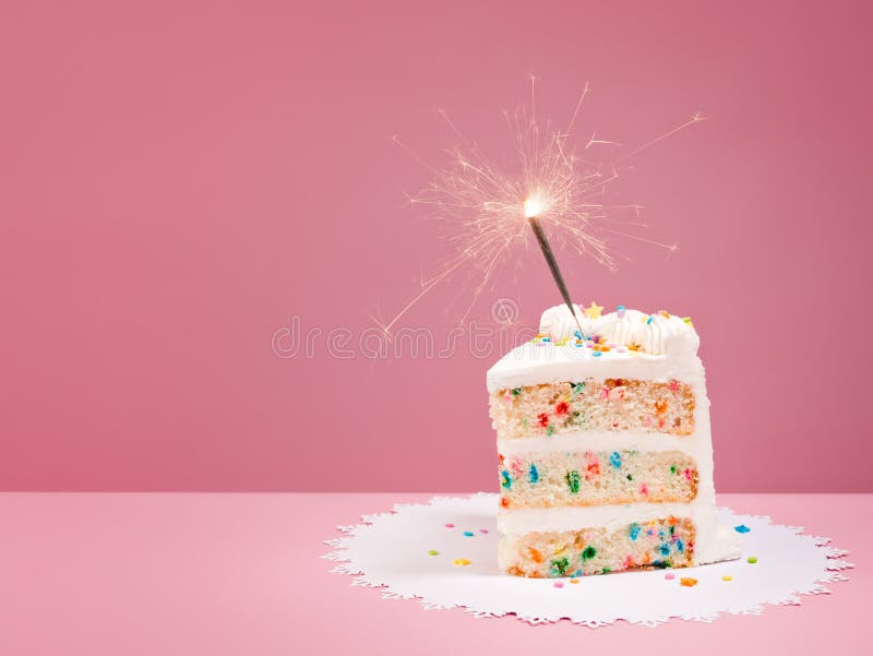 Fetta di torta di compleanno con la stella filante