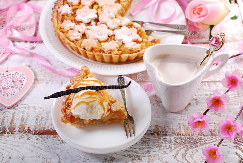 Fetta di torta di mele con gelato alla vaniglia fotografie stock libere da diritti Fetta di torta di mele con gelato alla vaniglia fotografie stock libere da diritti