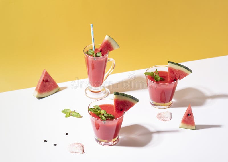 Fetta fresca del succo e dell'anguria dell'anguria su fondo giallo Bevanda di estate immagine stock Fetta fresca del succo e dell'anguria dell'anguria su fondo giallo Bevanda di estate immagine stock