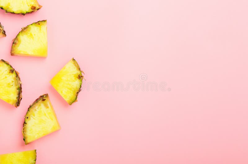 Fette dell'ananas su un fondo rosa r Copi lo spazio, la vista superiore, disposizione del piano immagini stock libere da diritti Fette dell'ananas su un fondo rosa r Copi lo spazio, la vista superiore, disposizione del piano immagini stock libere da diritti