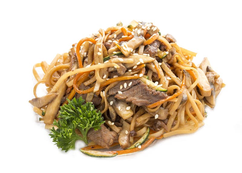 Fette di pollo casalingo con le tagliatelle e le carote dell'uovo in salsa dell'ostrica Pranzo asiatico fotografia stock Fette di pollo casalingo con le tagliatelle e le carote dell'uovo in salsa dell'ostrica Pranzo asiatico fotografia stock