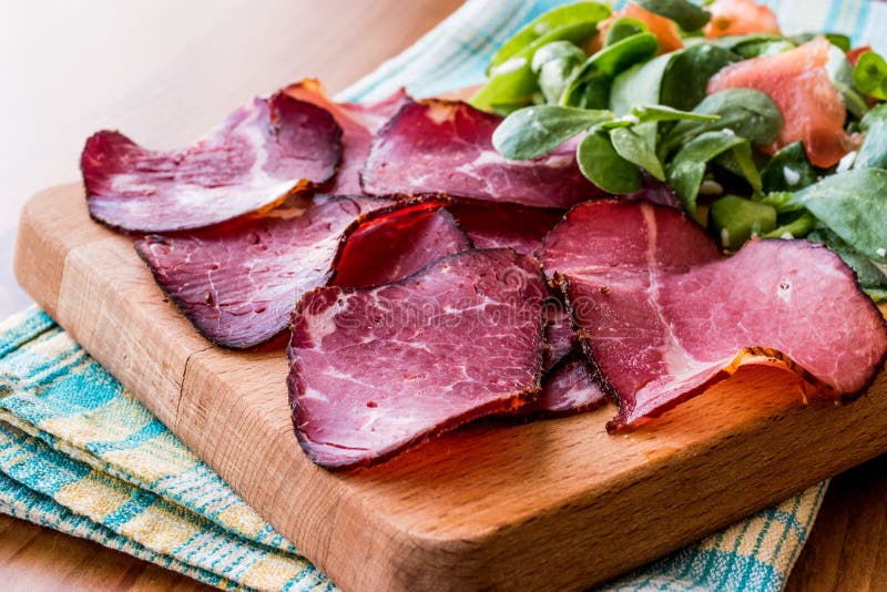 Fette fumate e secche della carne con insalata/kuru et fotografia stock Fette fumate e secche della carne con insalata/kuru et fotografia stock