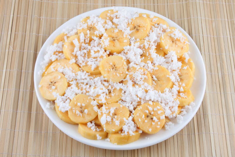Fette organiche della banana con miele e la noce di cocco fotografia stock libera da diritti Fette organiche della banana con miele e la noce di cocco fotografia stock libera da diritti