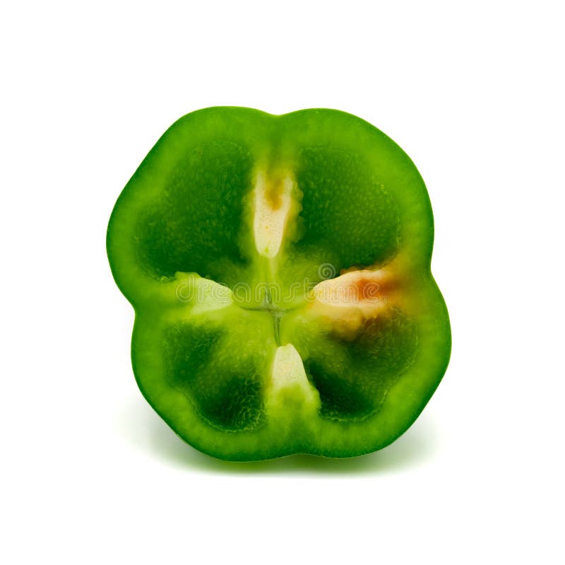 Fette verdi dei peperoncini rossi separate su un fondo bianco fotografia stock Fette verdi dei peperoncini rossi separate su un fondo bianco fotografia stock