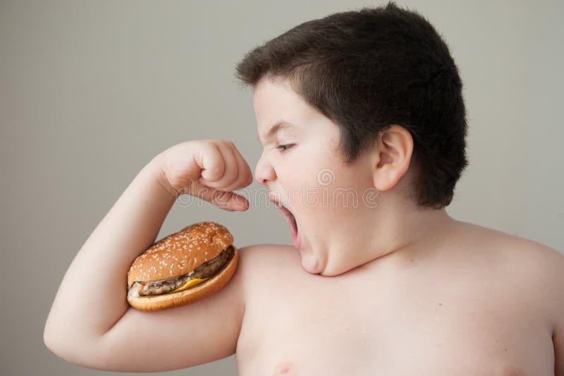 Fetter Junge möchte Burger essen, der auf Bizeps liegt stockfotos Fetter Junge möchte Burger essen, der auf Bizeps liegt stockfotos