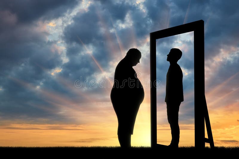 Fetter trauriger Mann und seine Reflexion im Spiegel eines normalen Mannes gegen Himmel