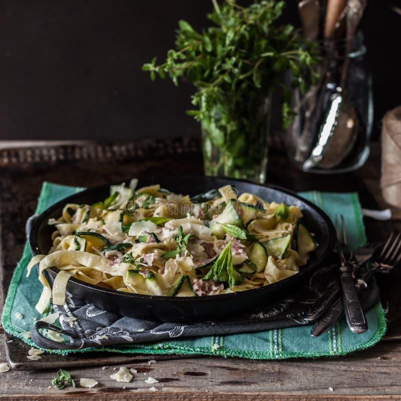 Fettuccine Alfredo met Courgette stock afbeelding Fettuccine Alfredo met Courgette stock afbeelding