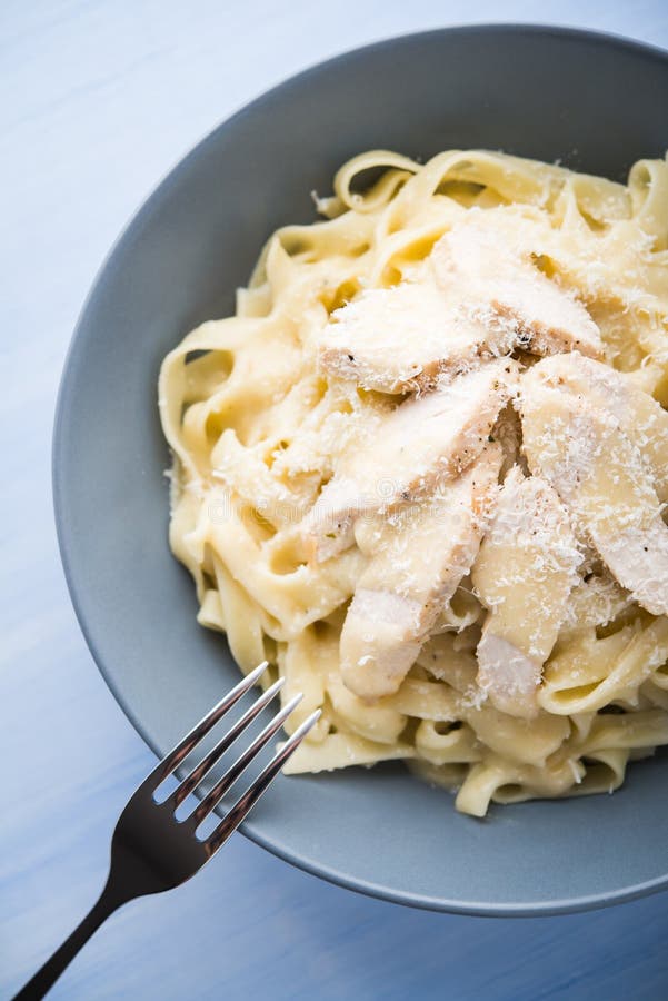 Fettuccine alfredo макаронных изделий с цыпленком и пармезаном стоковая фотография rf