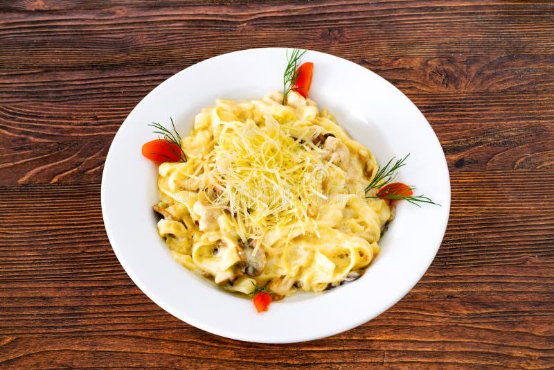 Fettuccine de las pastas con el pollo y la seta de la crema fotos de archivo Fettuccine de las pastas con el pollo y la seta de la crema fotos de archivo