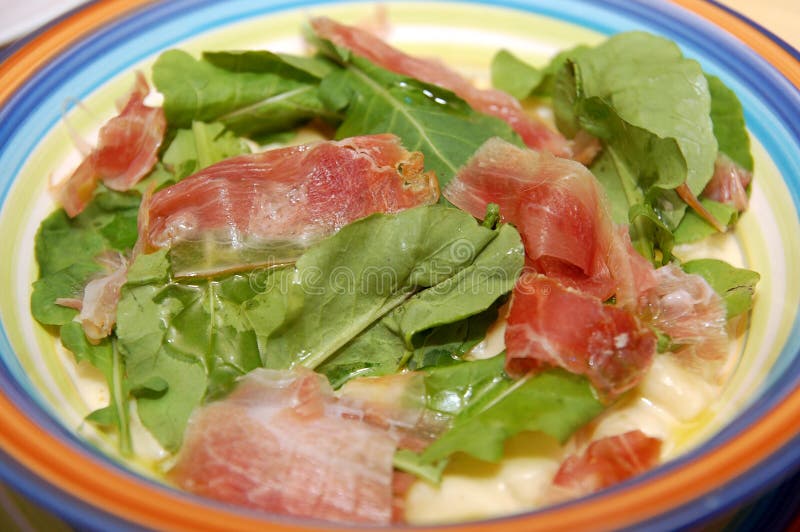 Fettucini panna prosciutto funghi σερβίρεται στο πιάτο στοκ εικόνες