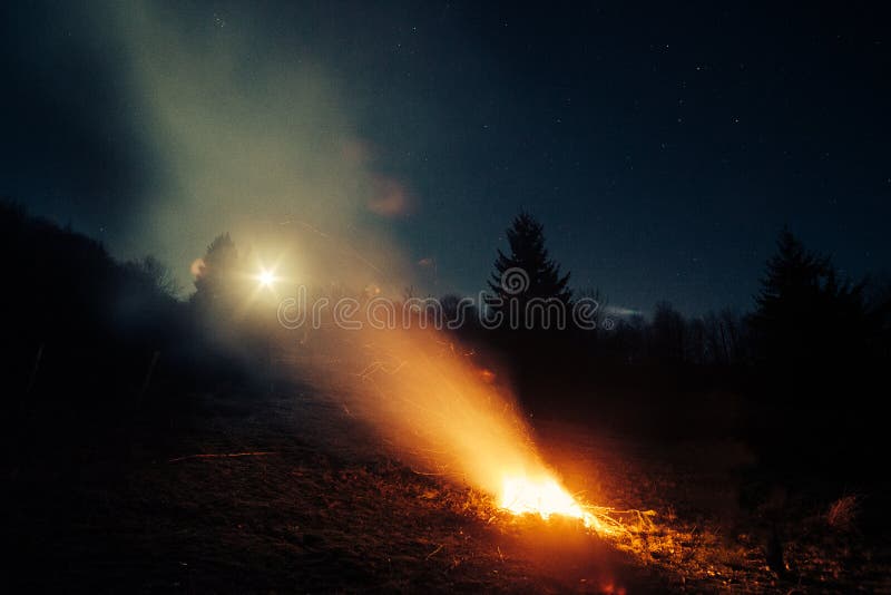 Feu de camp en bois la nuit image stock Feu de camp en bois la nuit image stock