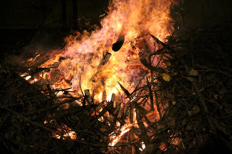 Incendie Dans Un Closeudo-baril. Flamme Vive. Chauffage à Flamme