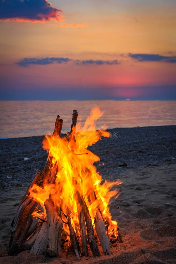 Feu Sur La Plage Par La Mer Au Coucher Du Soleil Photo stock Image du