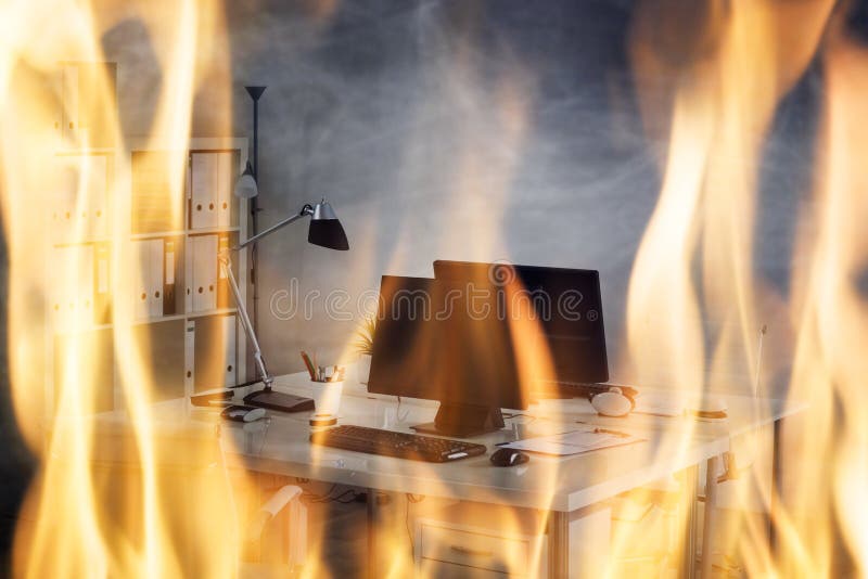 Feuer, das innerhalb des Büros brennt lizenzfreies stockfoto Feuer, das innerhalb des Büros brennt lizenzfreies stockfoto