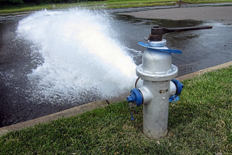 Feuer-Hydrant-Bolzen-strömendes Wasser