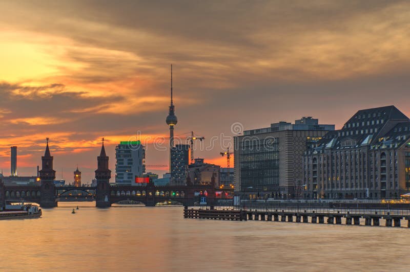 Feuer im Himmel über Berlin lizenzfreies stockbild Feuer im Himmel über Berlin lizenzfreies stockbild