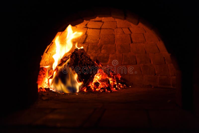 Feuer im traditionellen Ofen für das Kochen lizenzfreies stockbild Feuer im traditionellen Ofen für das Kochen lizenzfreies stockbild