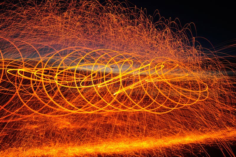 Feuer Poi/spinnende Stahlwolle lizenzfreie stockfotos Feuer Poi/spinnende Stahlwolle lizenzfreie stockfotos