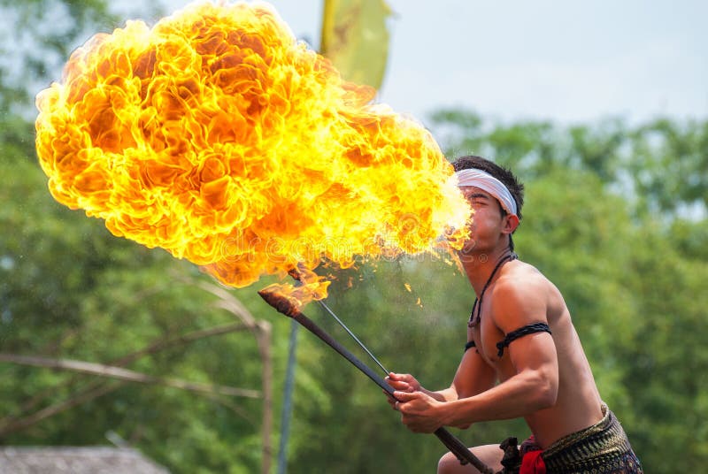 Feuer-Show an Klong Sa Bua sich hin- und herbewegendem Markt, Ayutthaya-Provinz stockfoto Feuer-Show an Klong Sa Bua sich hin- und herbewegendem Markt, Ayutthaya-Provinz stockfoto