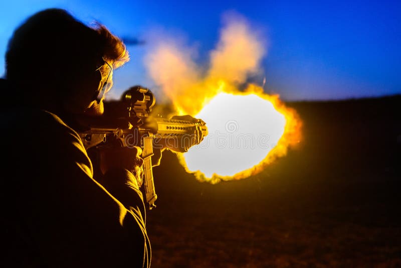 Feuerkugel beim Schießen eines Gewehrs lizenzfreies stockbild Feuerkugel beim Schießen eines Gewehrs lizenzfreies stockbild