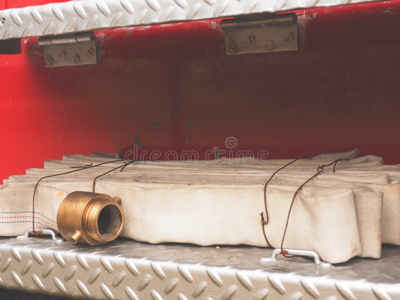 Feuerlöschschlauch eines alten Löschfahrzeugs lizenzfreies stockfoto Feuerlöschschlauch eines alten Löschfahrzeugs lizenzfreies stockfoto