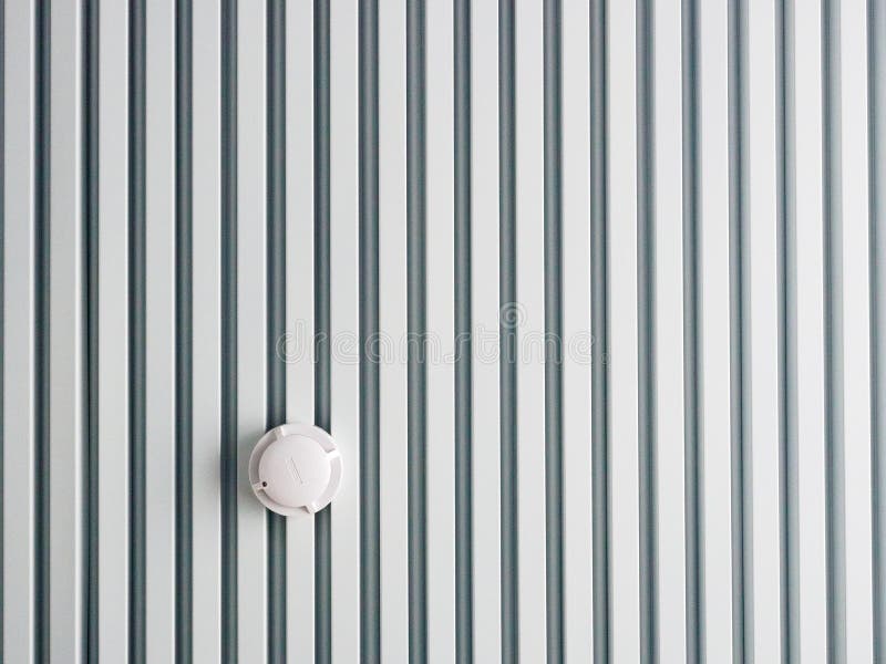 Feuermelder auf der Decke stockbild Feuermelder auf der Decke stockbild