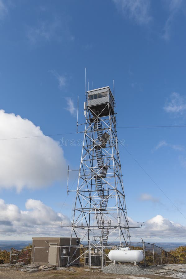 Feuern Sie Ausblickturm am Gipfel von Wachusett-Berg-2006 ` ab stockfotografie Feuern Sie Ausblickturm am Gipfel von Wachusett-Berg-2006 ` ab stockfotografie