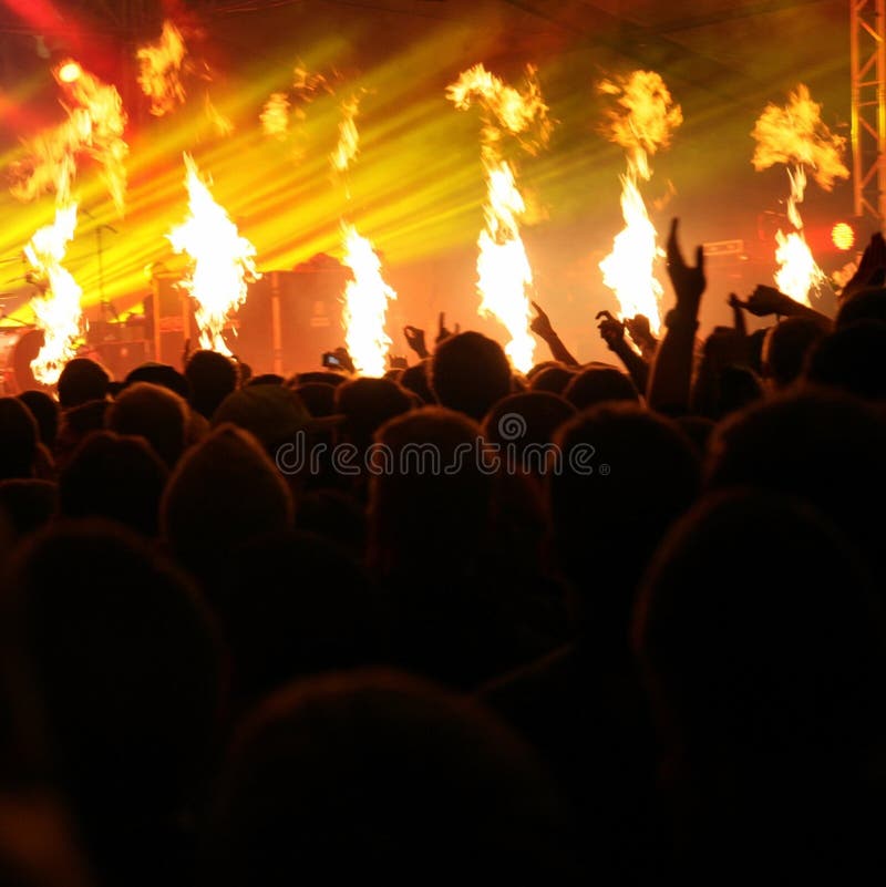 Feuershow auf dem Konzert einer Rockmusikband lizenzfreie stockbilder Feuershow auf dem Konzert einer Rockmusikband lizenzfreie stockbilder