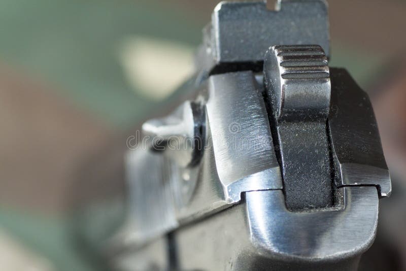Feuerwaffen-Pistole auf Militärtarnungshintergrund lizenzfreie stockbilder Feuerwaffen-Pistole auf Militärtarnungshintergrund lizenzfreie stockbilder
