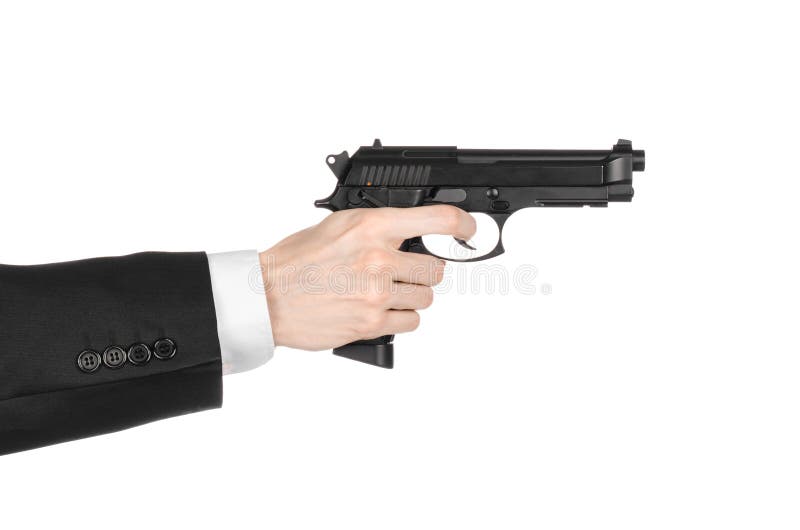 Feuerwaffen und Sicherheitsthema: ein Mann in einem schwarzen Anzug, der ein Gewehr auf einem lokalisierten weißen Hintergrund im