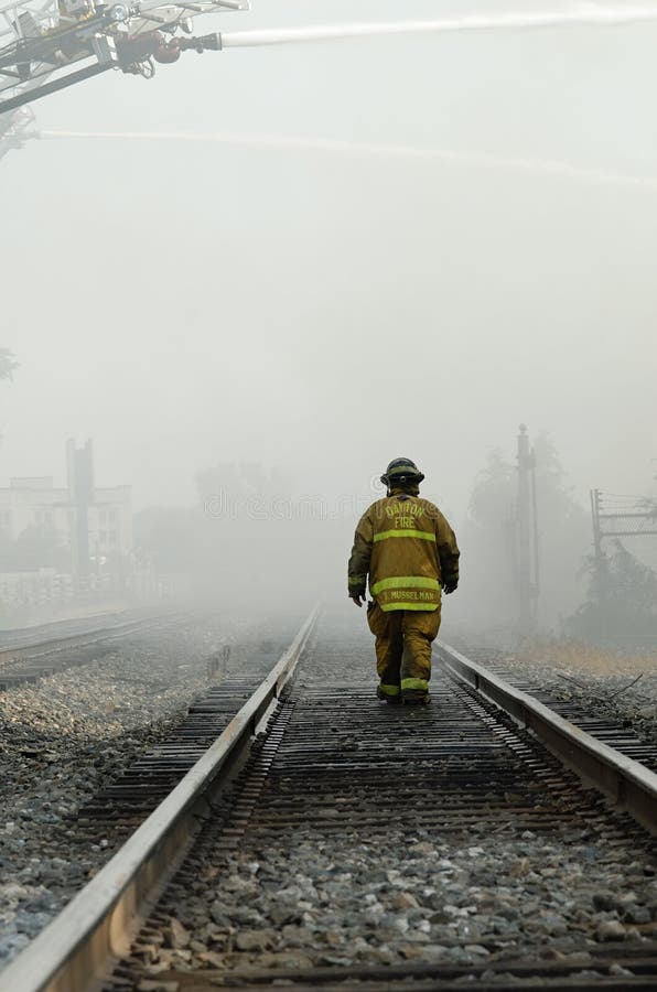 Feuerwehrmann-gehende Schienen lizenzfreie stockfotos Feuerwehrmann-gehende Schienen lizenzfreie stockfotos