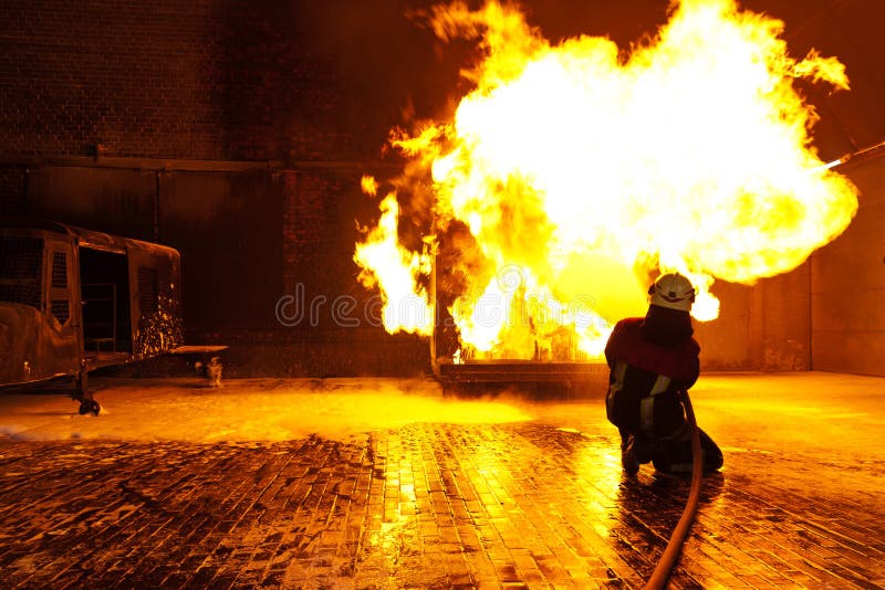 Feuerwehrmann löscht ein Feuer lizenzfreies stockbild Feuerwehrmann löscht ein Feuer lizenzfreies stockbild