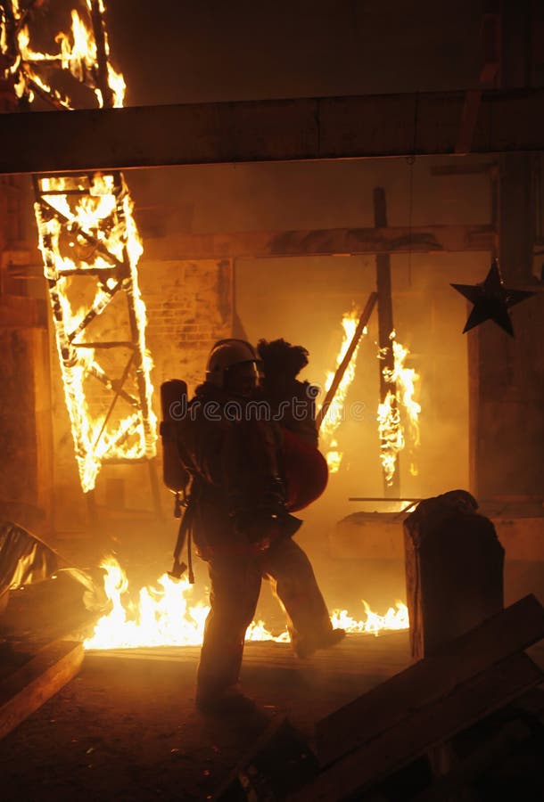 Feuerwehrmann mit Unfallopfer lizenzfreies stockbild Feuerwehrmann mit Unfallopfer lizenzfreies stockbild
