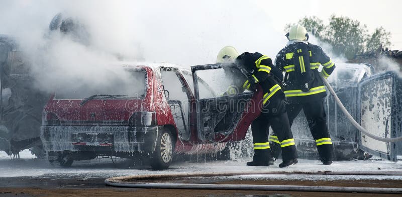 Feuerwehrmänner am Autofeuer