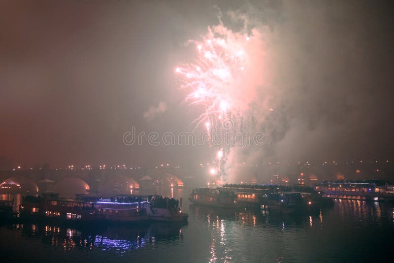 Feuerwerke auf neues Jahr ` s Eve über Schiffen auf dem die Moldau-Fluss in Prag stockfotografie Feuerwerke auf neues Jahr ` s Eve über Schiffen auf dem die Moldau-Fluss in Prag stockfotografie