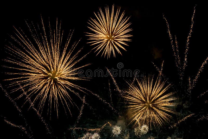 Feuerwerke gegen den nächtlichen Himmel stockfoto