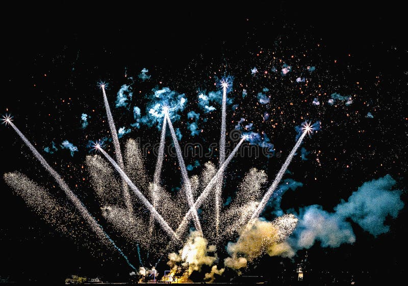 Feuerwerke, neues Jahr 2019, Feuerwerke gegen den Himmel nachts, Weihnachtskarte lizenzfreies stockbild Feuerwerke, neues Jahr 2019, Feuerwerke gegen den Himmel nachts, Weihnachtskarte lizenzfreies stockbild
