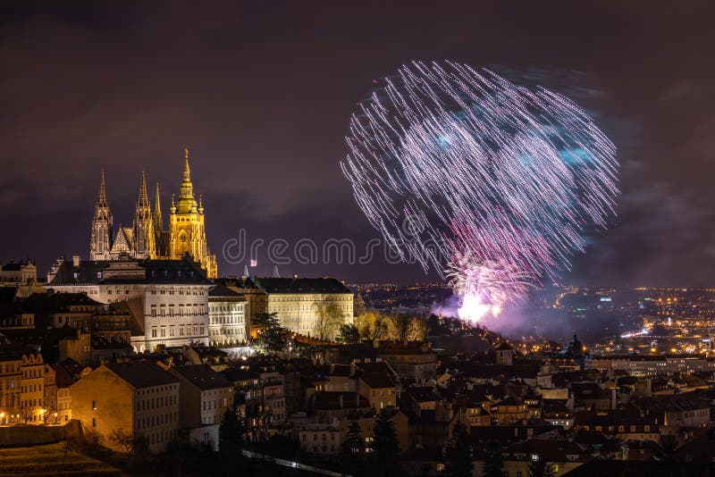 Feuerwerke über der alten Stadt von Prag, Tschechische Republik Feuerwerke des neuen Jahres in Prag, Czechia Prag-Feuerwerke währ stockfoto Feuerwerke über der alten Stadt von Prag, Tschechische Republik Feuerwerke des neuen Jahres in Prag, Czechia Prag-Feuerwerke währ stockfoto