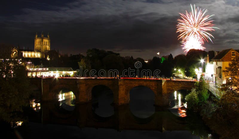 Feuerwerke über Fluss-Ypsilon und Hereford-Kathedrale lizenzfreies stockbild Feuerwerke über Fluss-Ypsilon und Hereford-Kathedrale lizenzfreies stockbild