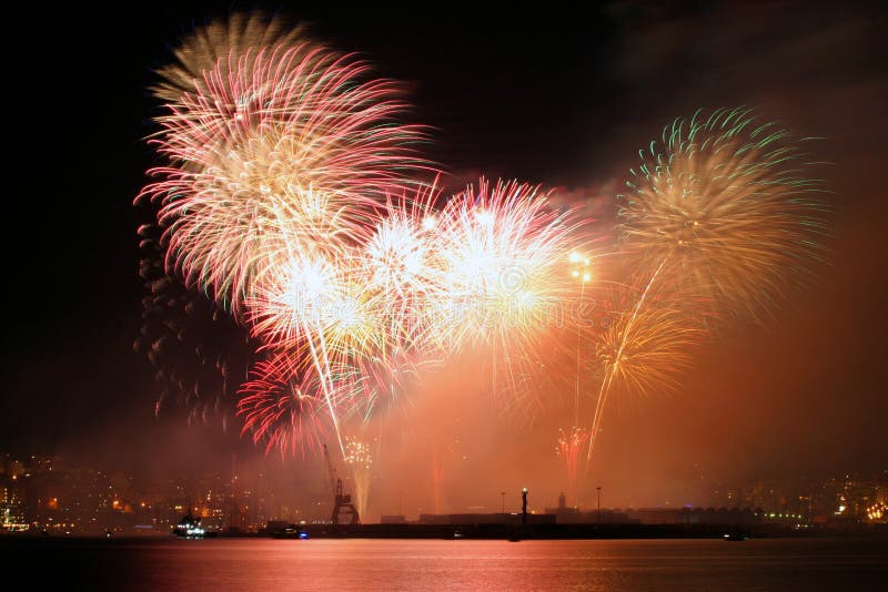Feuerwerke über Palma de Mallorca Hafen, zum der lokalen Gönnerfestlichkeit zu feiern